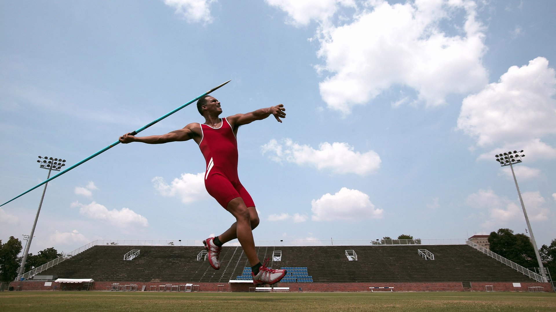 特色足球文化创意市集火爆开幕，展示多层次体育文化融合，足球文化布置