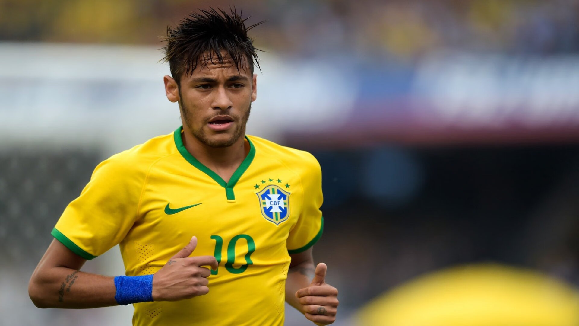 开云体育开云-跳水高难动作波兰稳健完成，波兰跳伞者误降足球比赛现场